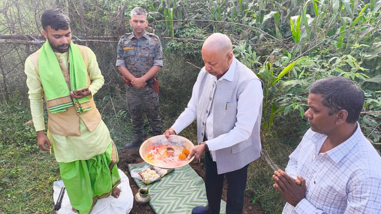 मां दुर्गा मंदिर निर्माण को लेकर भूमि पूजन,सांसद कालीचरण सिंह ने की पूजा-अर्चना