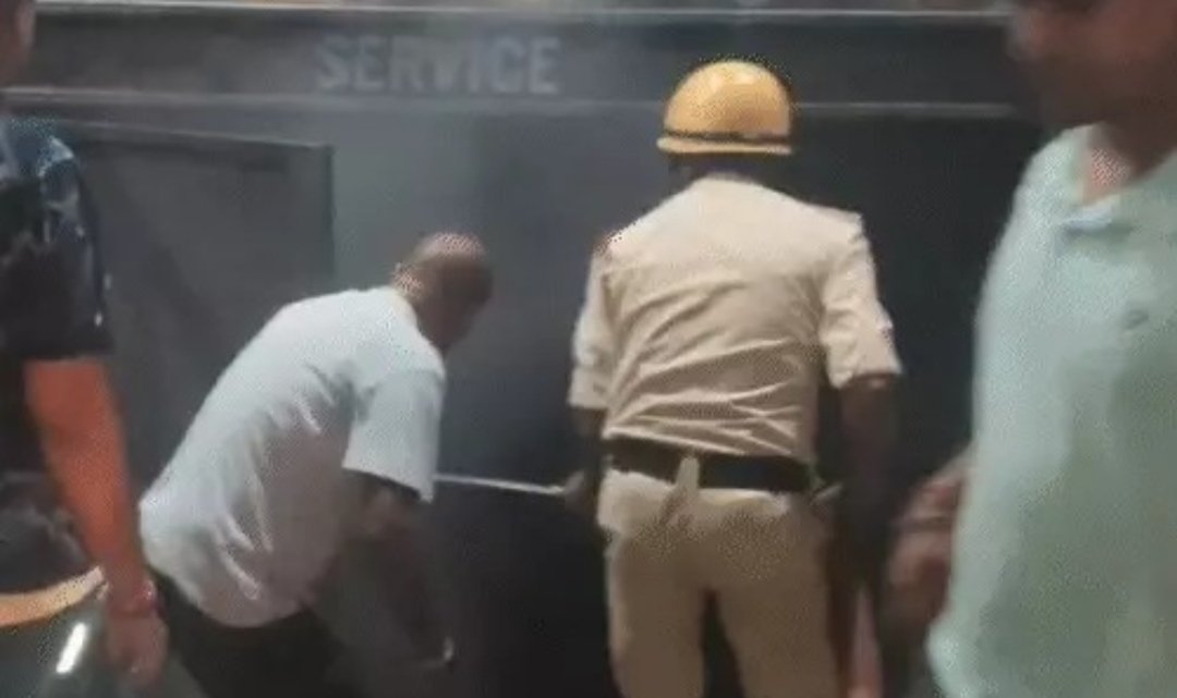 हजारीबाग के केटीएम शोरूम में लगी भीषण आग,तीन दमकल वाहन पहुंचे