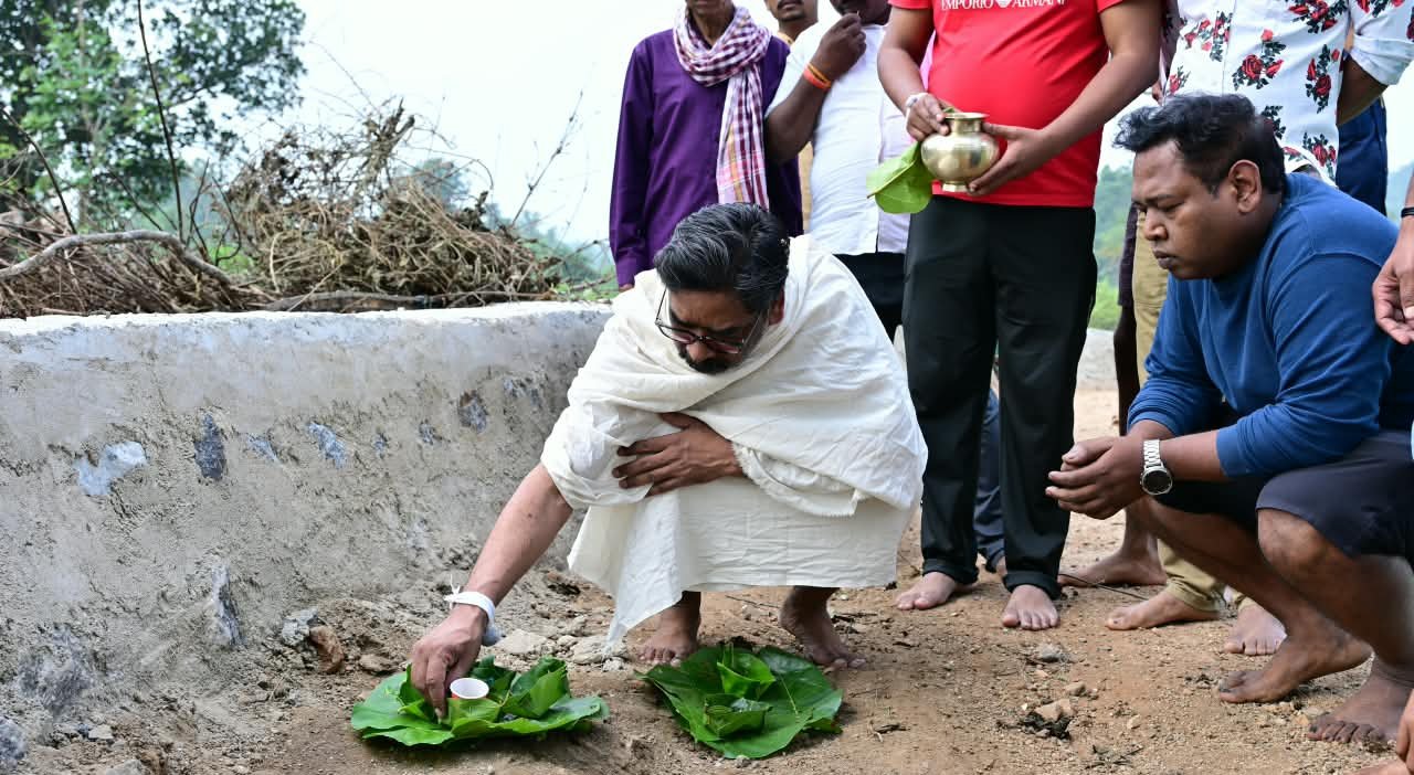 मुख्यमंत्री हेमन्त सोरेन ने अपनी पूजनीय माता की स्मृति में पारंपरिक रीति-रिवाजों का निर्वहन किया