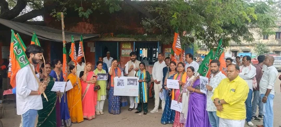 महिलाओं की सुरक्षा के मुद्दे पर भाजपा महिला मोर्चा का प्रदर्शन, राहुल गांधी से जवाब मांग
