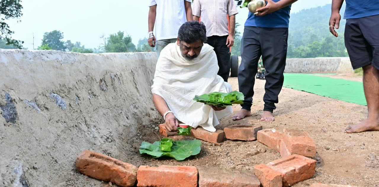 मुख्यमंत्री ने पांचवें दिन अपने पैतृक गांव में श्रद्धाक्रम की रस्म निभाई