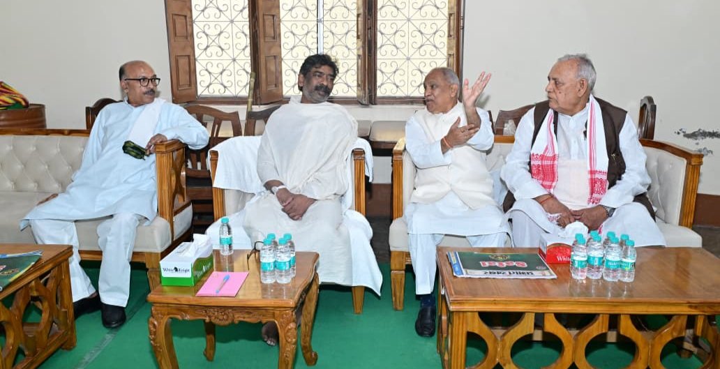 मुख्यमंत्री से मिलने कई बड़े जनप्रतिनिधि और नेता पहुंचे