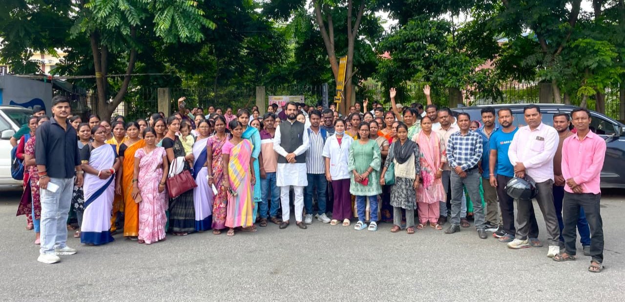 आउटसोर्सिंग स्वास्थ्यकर्मियों एवं सफाईकर्मियों की समस्याओं को लेकर सांसद प्रतिनिधि ने सिविल सर्जन से की मुलाकात