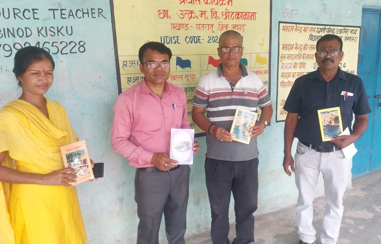 शांतिधारा फाउंडेशन ने विद्यालय को किताबें प्रदान की