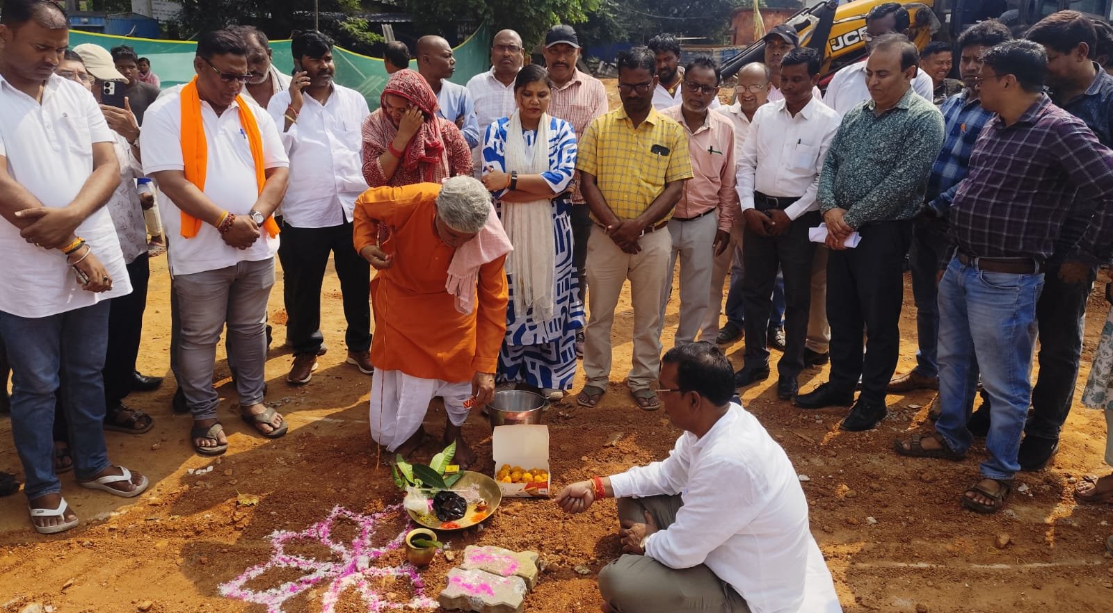 पतरातू में 30 बेड के सीएचसी भवन निर्माण की शुरुआत, विधायक ने पूजा अर्चना किया