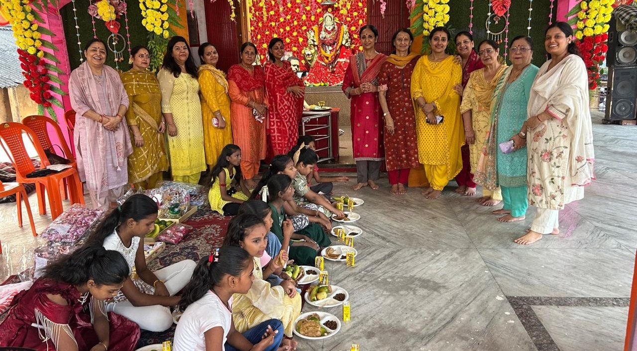 इनरव्हील क्लब रामगढ़ द्वारा कन्या पूजन एवं उपहार वितरण समारोह का आयोजन