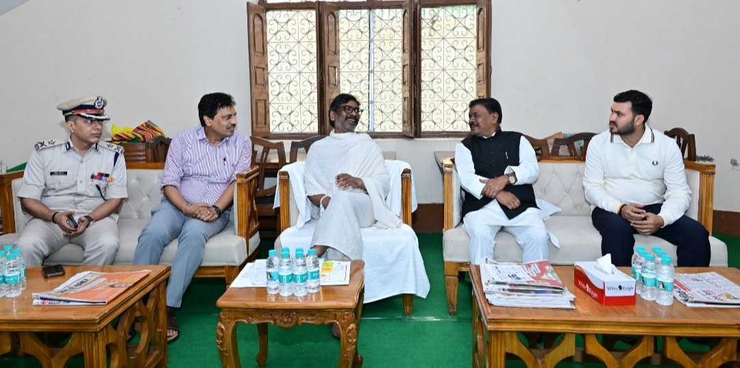 मुख्यमंत्री हेमन्त सोरेन की पूजनीय माता दिवंगत को विभिन्न राजनीतिक दलों के नेताओं और वरिष्ठ अधिकारियों ने अर्पित किए श्रद्धासुमन