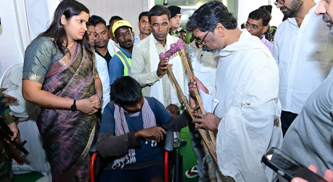 मुख्यमंत्री हेमन्त सोरेन से उनके पैतृक गांव नेमरा में कई विभिन्न सामाजिक संगठन के सदस्य एवं आम जनता ने की मुलाकात