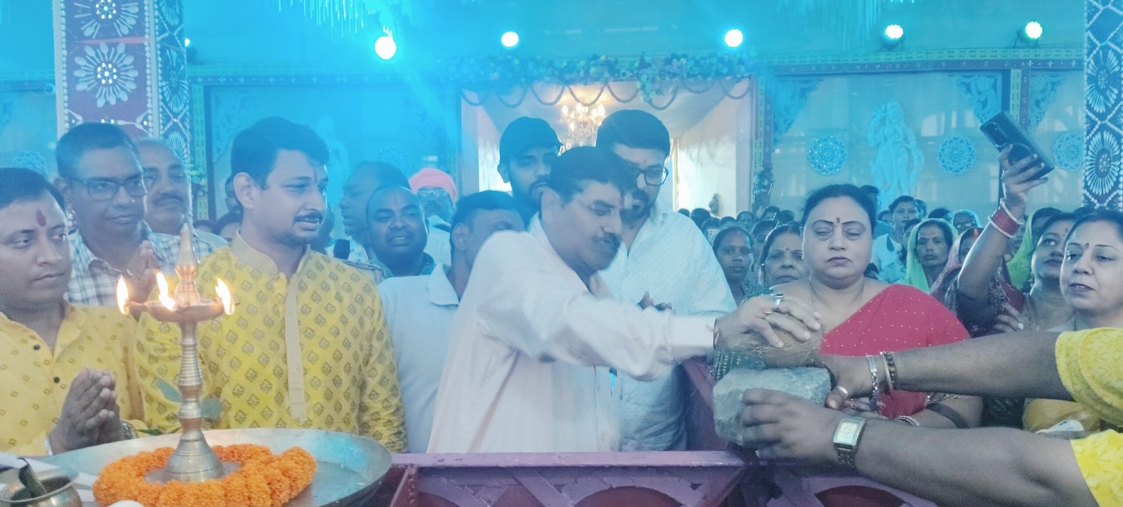 माता रानी के कपाट खुलते उमडी श्रद्धालुओं की भीड़