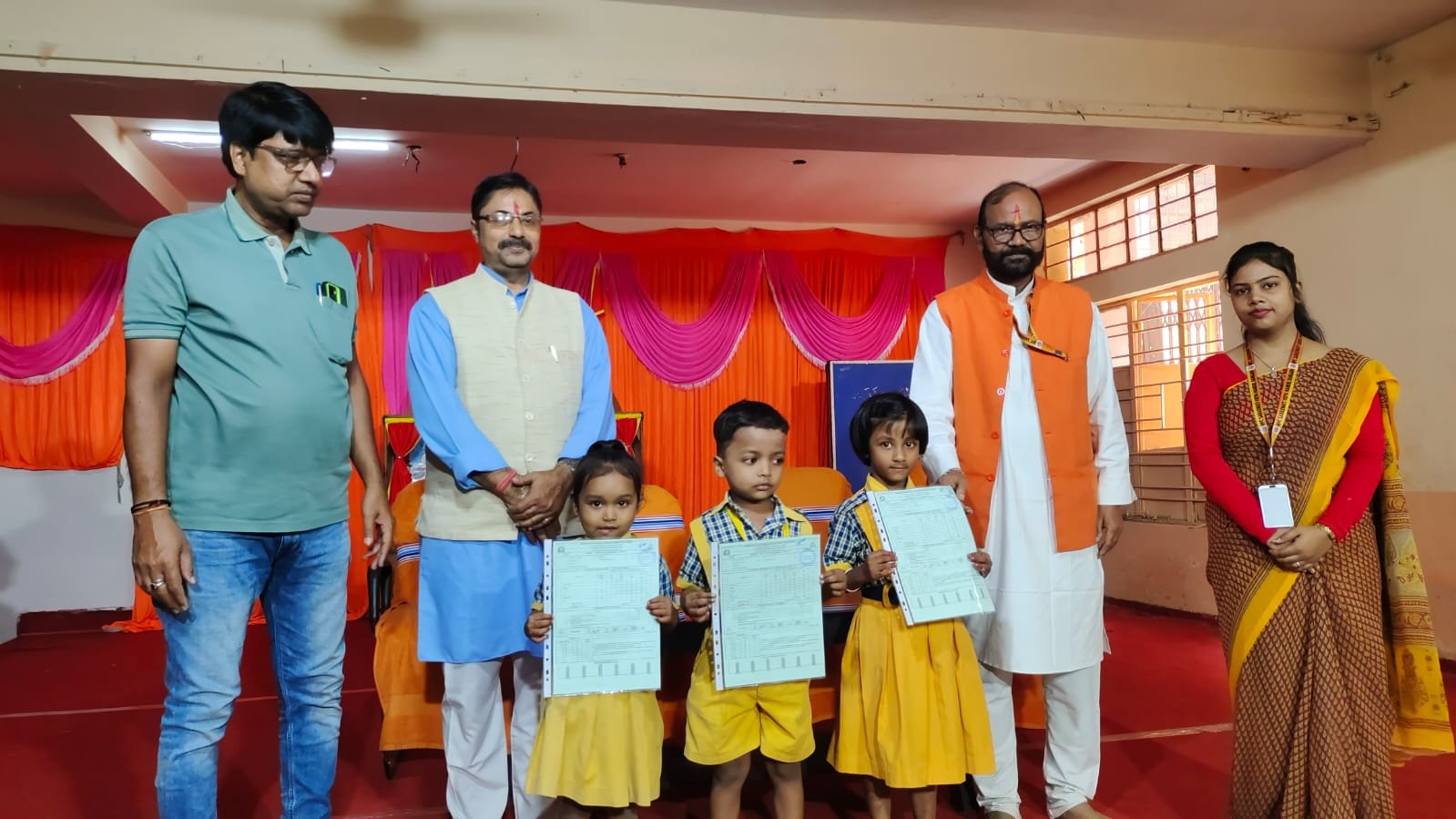 अर्धवार्षिक परीक्षा में उत्कृष्ट प्रदर्शन करने वाले भैया-बहन हुए सम्मानित