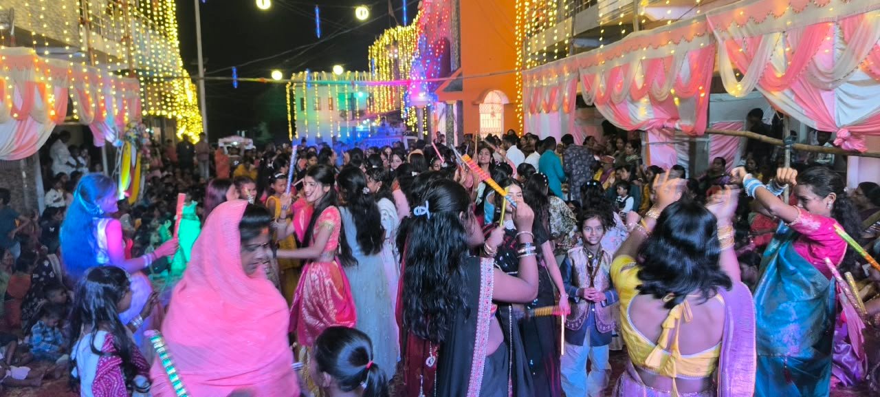 दुर्गा पूजा के शुभ अवसर पर पतरातु में डांडिया कार्यक्रम आयोजित