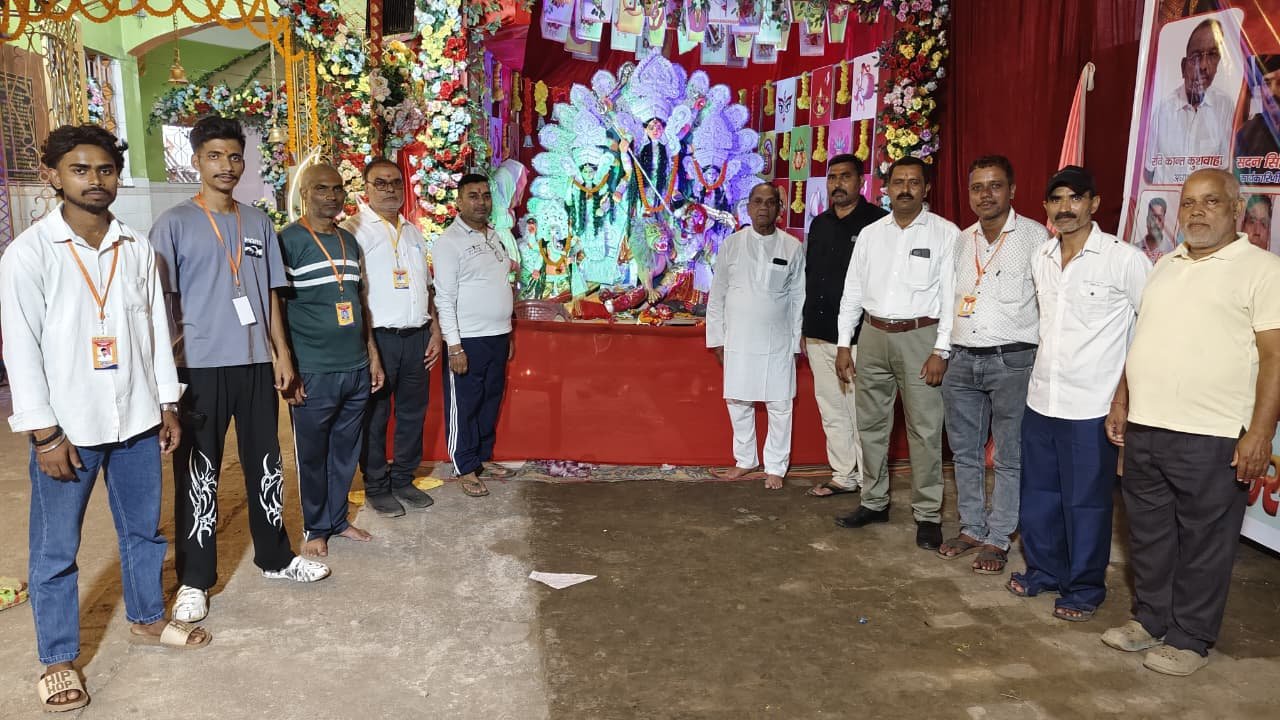 नवदुर्गा मंदिर में मां दुर्गा पूजा में हो रही श्रद्धालुओं की भीड़