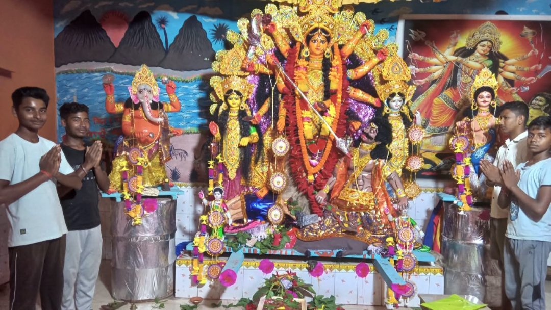 मां दुर्गा का पट खुलते ही पूजा पंडाल में उमड़ने लगी श्रद्धालुओं की भीड़