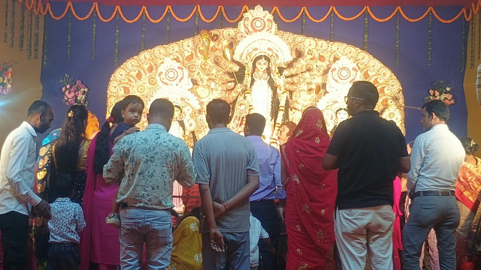गोला में महाष्टमी पर उमड़ा आस्था का सैलाब, मां दुर्गा के दर्शन को उमड़े श्रद्धालु
