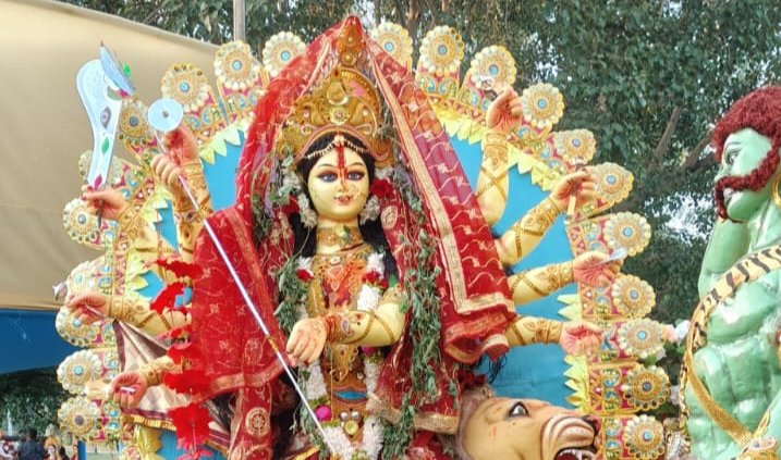 श्रद्धालुओं ने नम आंखों से मां दुर्गे की प्रतिमा का पवित्र जलाशयों में किया विसर्जन