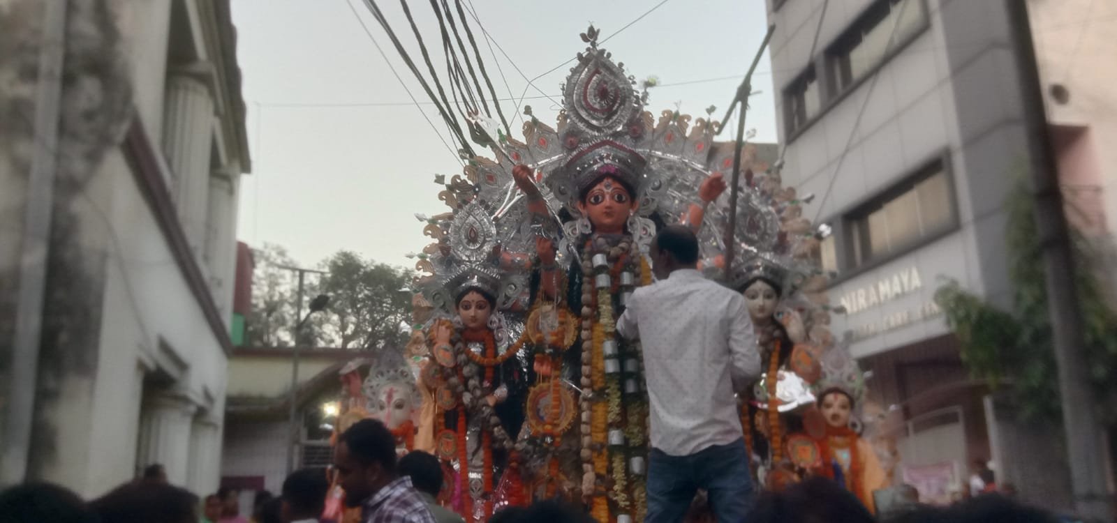 नाम आंखों से श्रद्धालुओं ने मां दुर्गा की प्रतिमा को किया विसर्जित