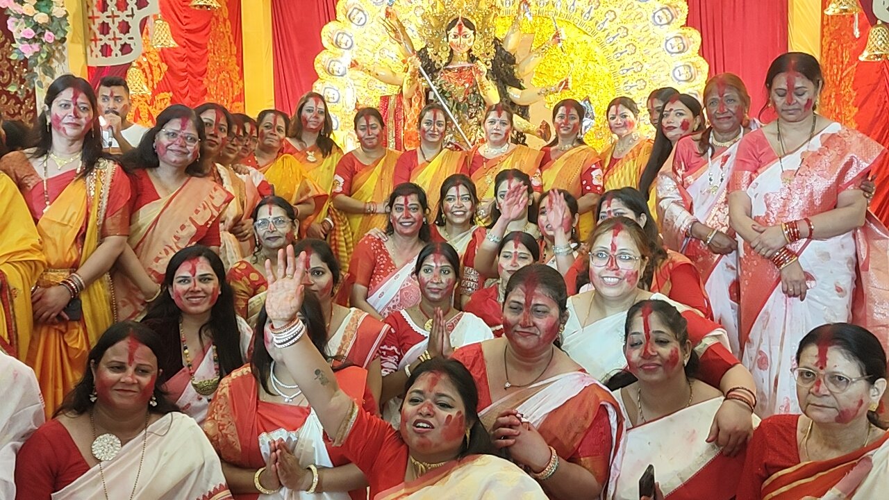 पंचवटी अपार्टमेंट में छह दिवसीय दुर्गा पूजा महोत्सव का भव्य आयोजन, नम आंखों से मां दुर्गा को दी गई विदाई