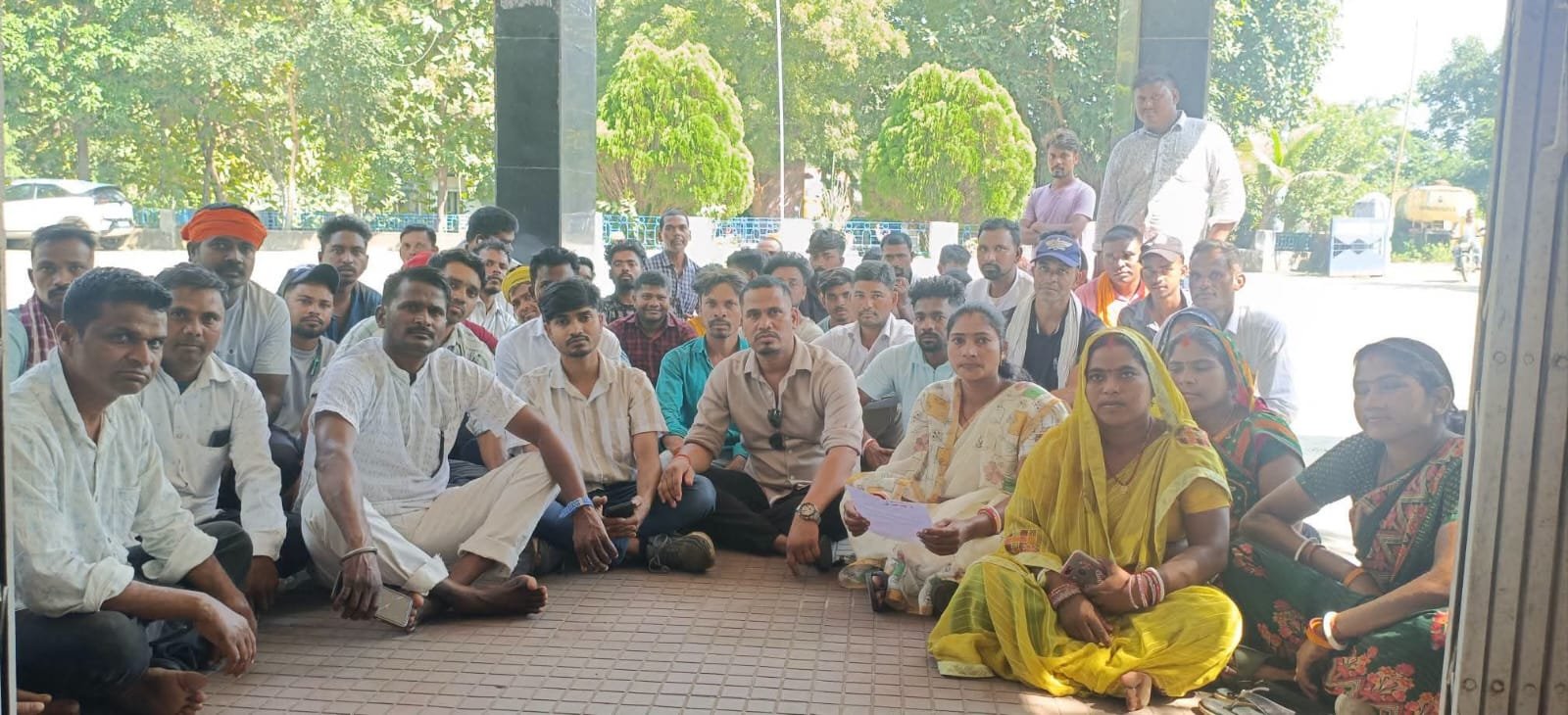 11 सूत्री मांगों पर वार्ता के लिए सैकड़ों लोग पहुंचे, बिना सूचना अनुपस्थित रहे परियोजना पदाधिकारी लइयो