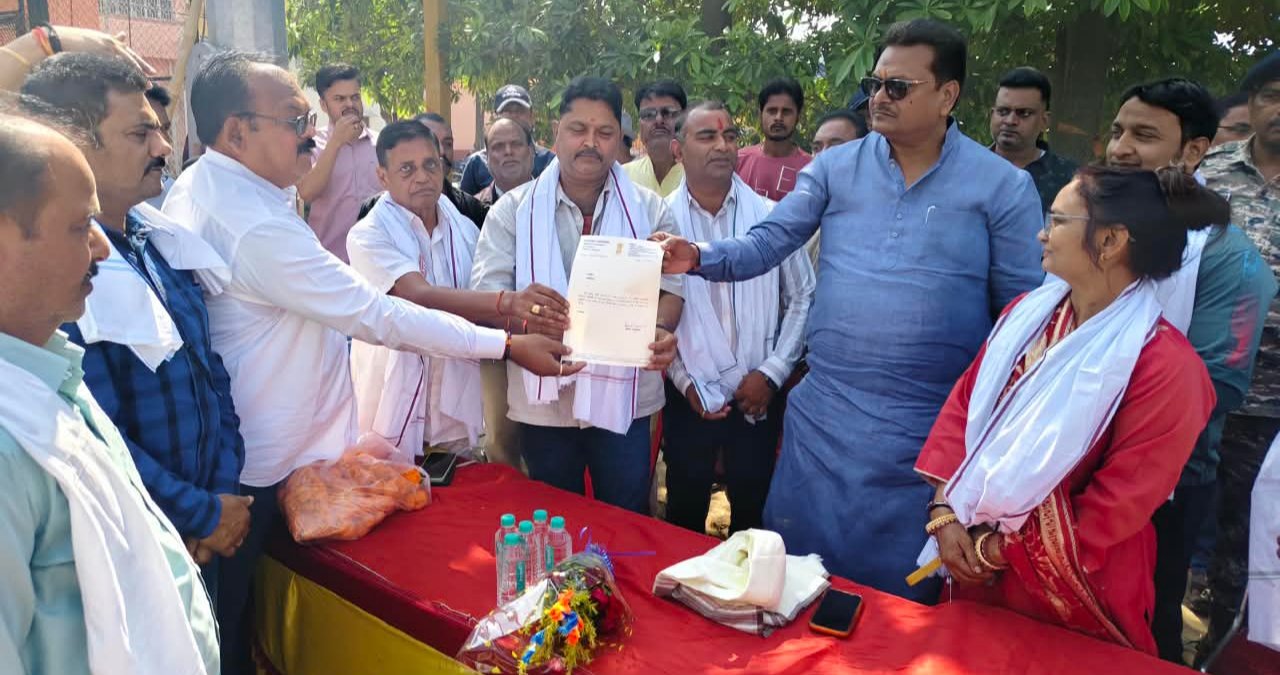 खजांची तालाब के विकास के लिए सांसद का बड़ा कदम,10 लाख रुपये की अनुशंसा का पत्र सौंपा