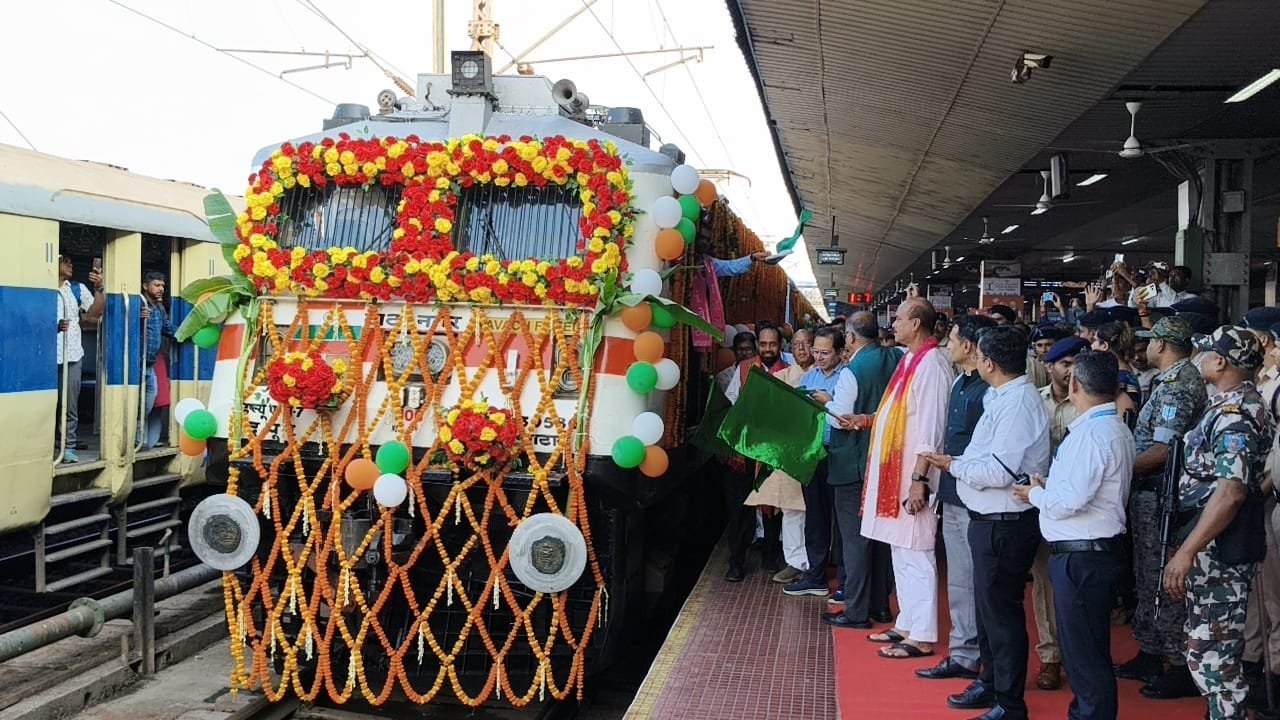 टाटानगर में जयपुर जाने वाली नई ट्रेन फूलों से सजी, रेल मंत्री ने दिखाई हरी झंडी