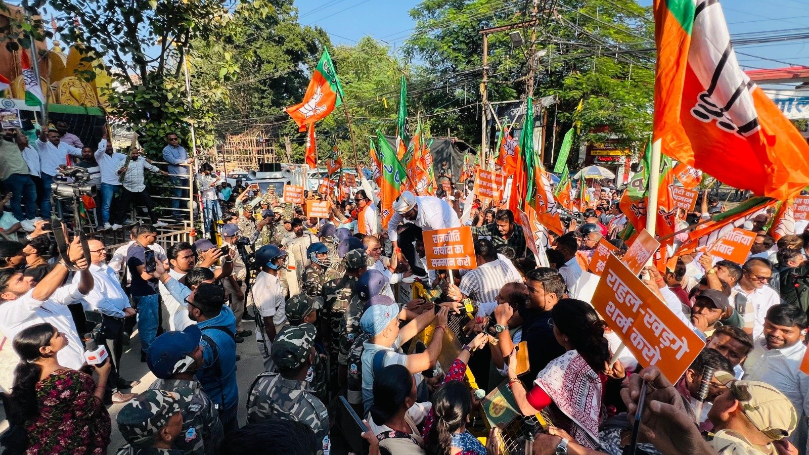 मोदी के दिवंगत पिता पर खड़गे की टिप्पणी के विरोध में भाजपा ने किया कांग्रेस प्रदेश कार्यालय का घेराव