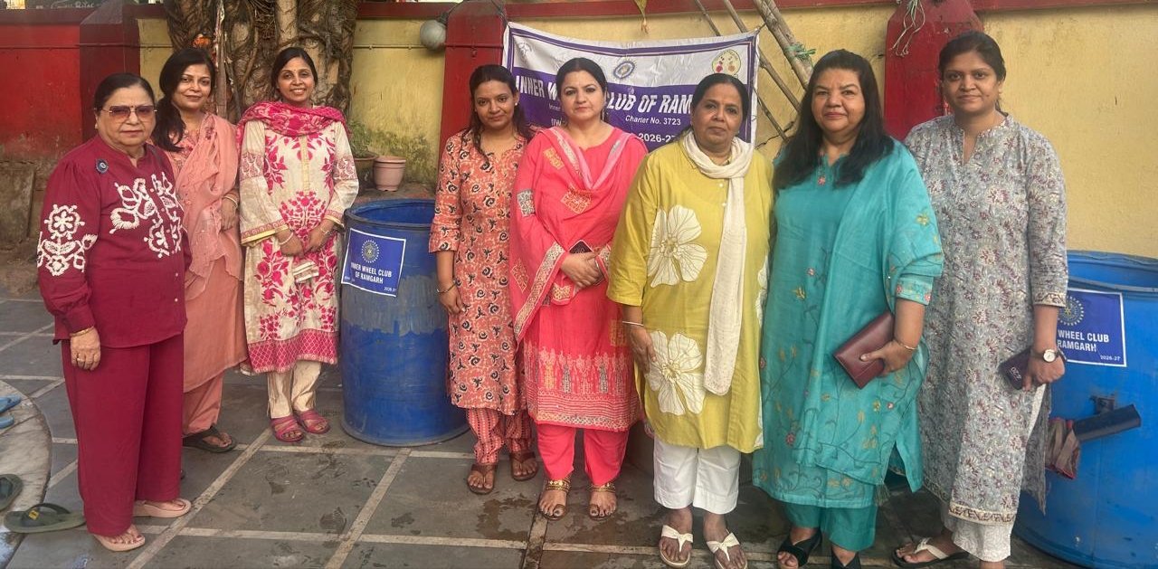 इनरव्हील क्लब ऑफ रामगढ़ द्वारा शिव मंदिर नेहरू रोड में वाटर कूलर और डस्टबिन का संस्थापन