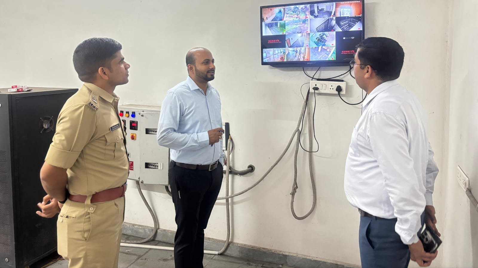 जिला निर्वाचन पदाधिकारी सह डीसी ने एसपी के साथ किया ईवीएम वेयरहाउस का निरीक्षण