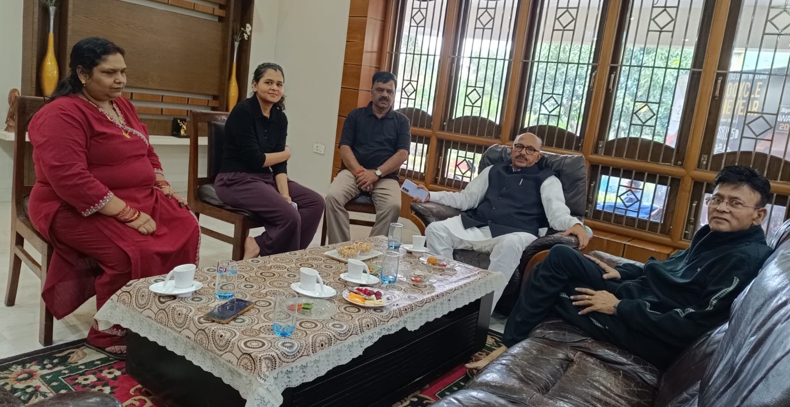 विधानसभा अध्यक्ष रामगढ़ पहुंचे, समाजसेवी के स्वास्थ्य की ली जानकारी