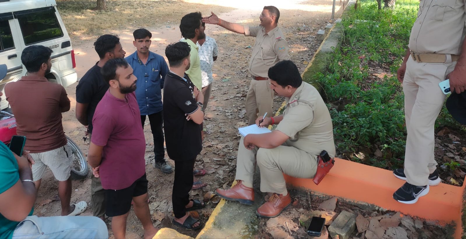 पतरातू थाना प्रभारी ने पूजा पंडालों का लिया जायजा