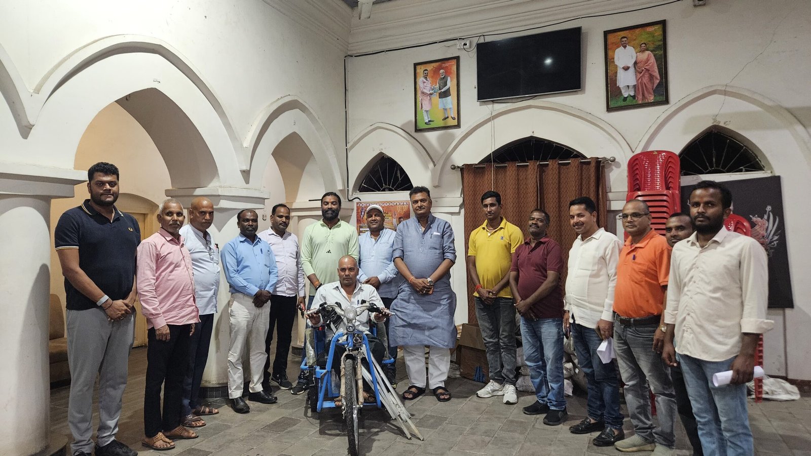 पैरों से दिव्यांग बीजेपी कार्यकर्ता अरविंद यादव के हौसले को मिली नई रफ्तार...