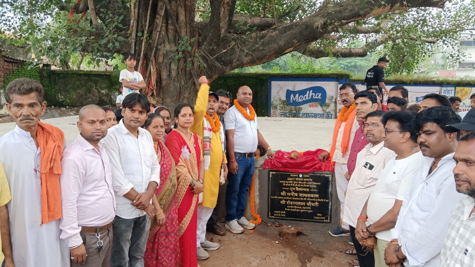 न्यू मार्केट ट्रेकर स्टैंड में डीएमएफटी फंड से पीसीसी निर्माण कार्य का शिलान्यास