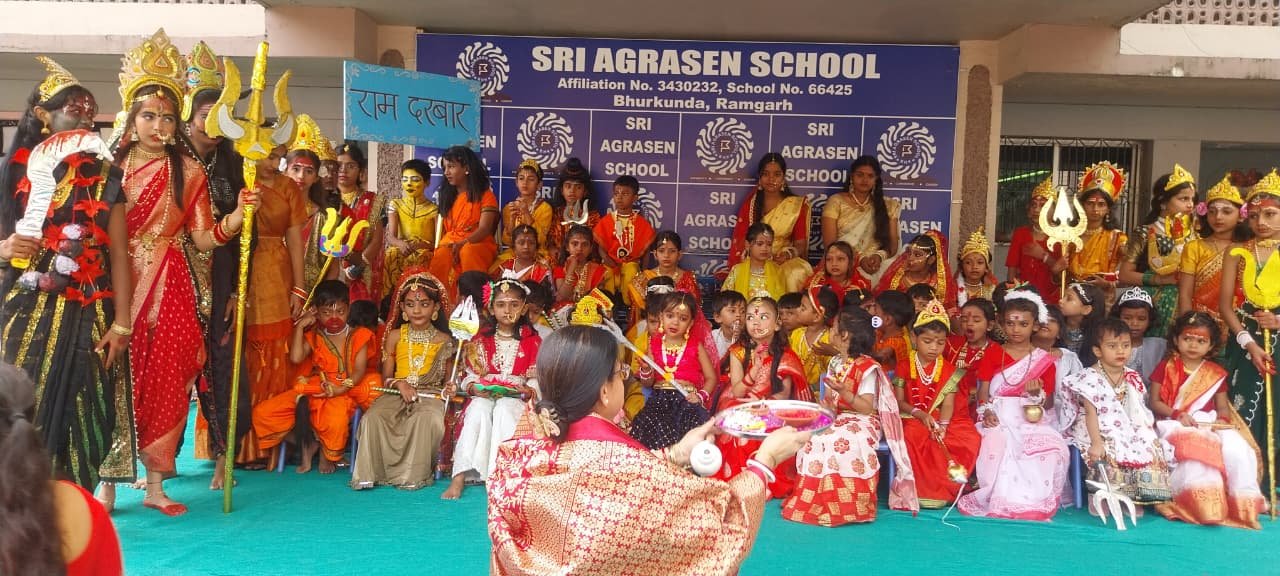 गरबा और डांडिया के बीच अग्रसेन स्कूल में मना नवरात्र महोत्सव
