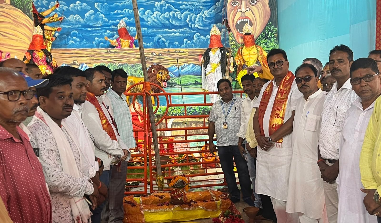 महाषष्ठी पर सांसद मनीष जायसवाल ने विष्णुगढ़ के विभिन्न दुर्गा मंडपों में टेका माथा