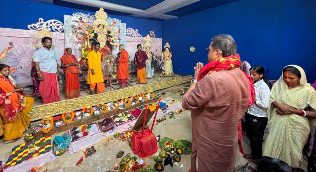 महासप्तमी पर सदर और दारू के दुर्गा मंडपों में पहुंचे सांसद,मां दुर्गा का लिया आशीर्वाद