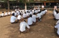 गोला में राष्ट्रीय स्वयंसेवक संघ ने पथ संचलन निकाला, किया शस्त्र पूजन