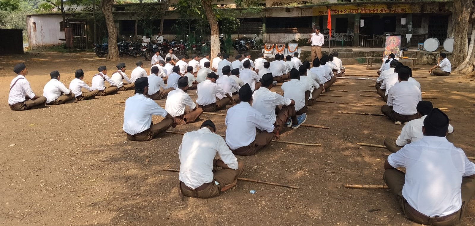 गोला में राष्ट्रीय स्वयंसेवक संघ ने पथ संचलन निकाला, किया शस्त्र पूजन