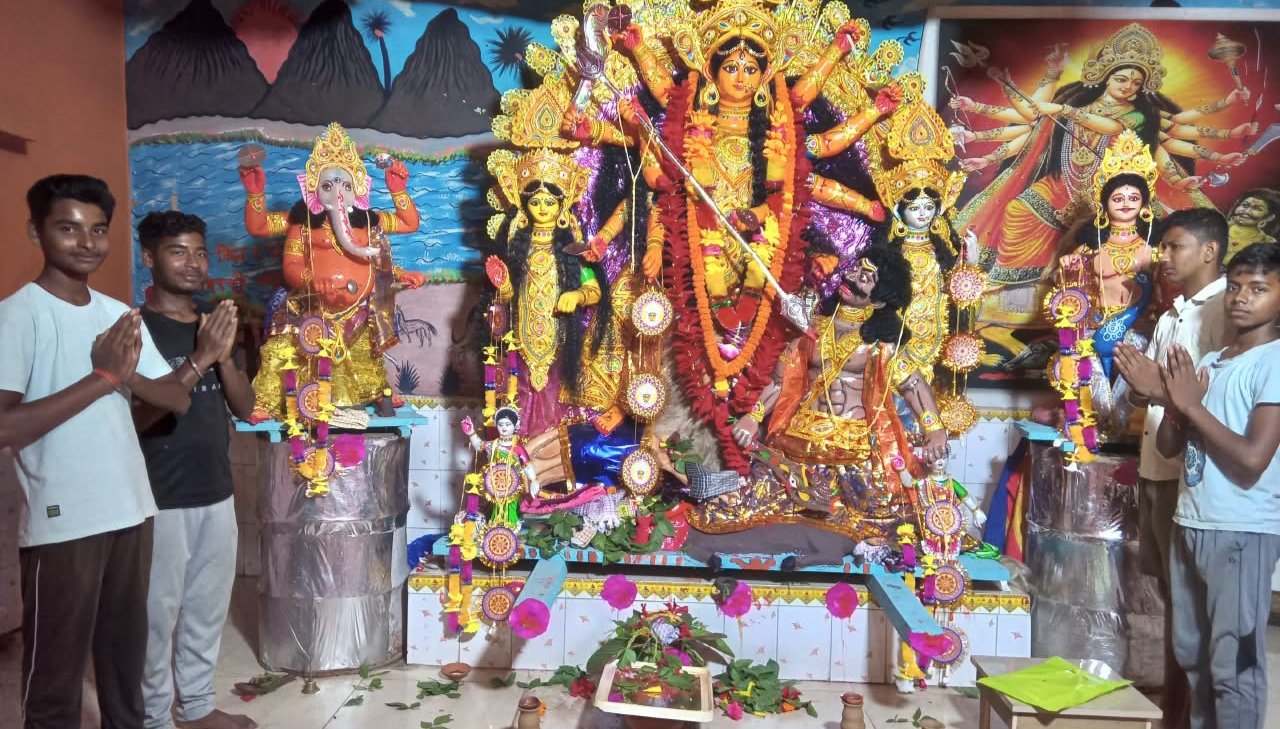 मां दुर्गा का पट खुलते ही पूजा पंडाल में उमड़ने लगी श्रद्धालुओं की भीड़