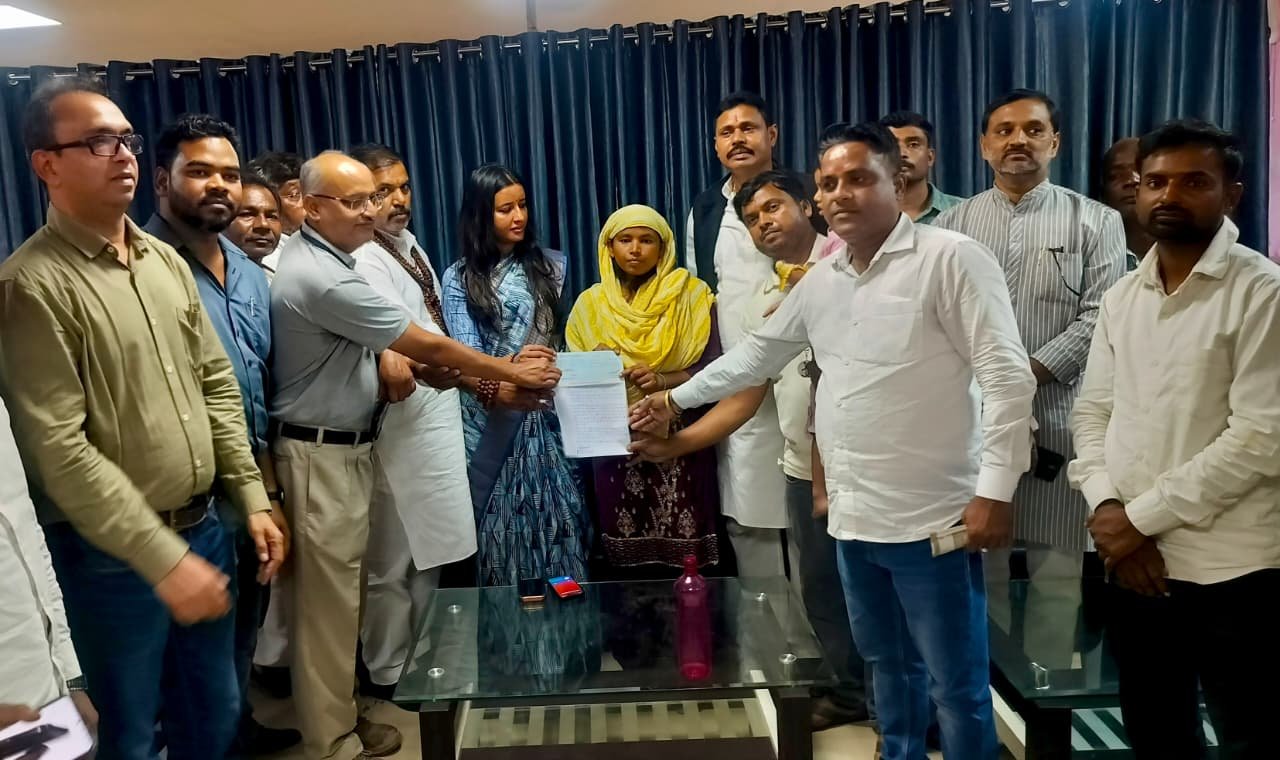 पीवीयूएनएल में मजदूर की मौत के बाद परिवार को राहत, 5.50 लाख मुआवजा और पत्नी को नौकरी पर बनी सहमति