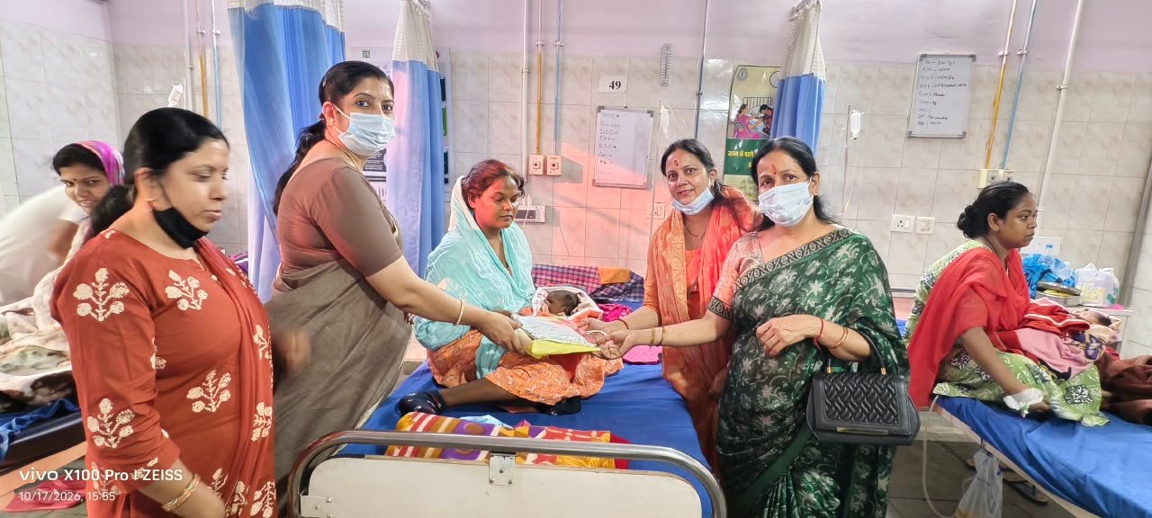 विप्र फाउंडेशन ने नवरात्रि के शुभ अवसर पर नवजात कन्याओं को बेबी सूट उपहार दिये