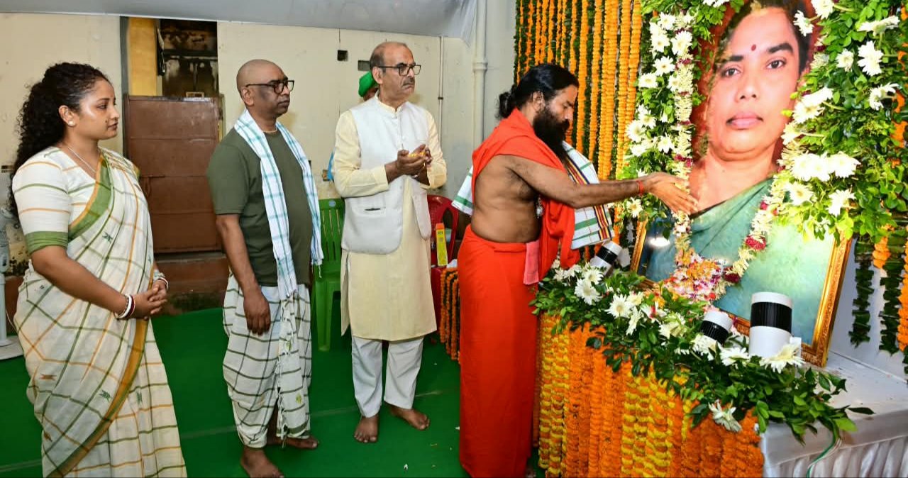 प्रसिद्ध योग गुरु बाबा रामदेव ने स्वर्गीय रूपी सोरेन जी को दी भावभीनी श्रद्धांजलि