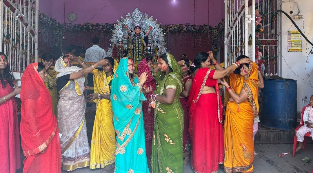 श्री श्री प्राचीन दुर्गा मंदिर चट्टी बाजार में विजयादशमी पर अपराजिता पूजन व सिंदूर खेला