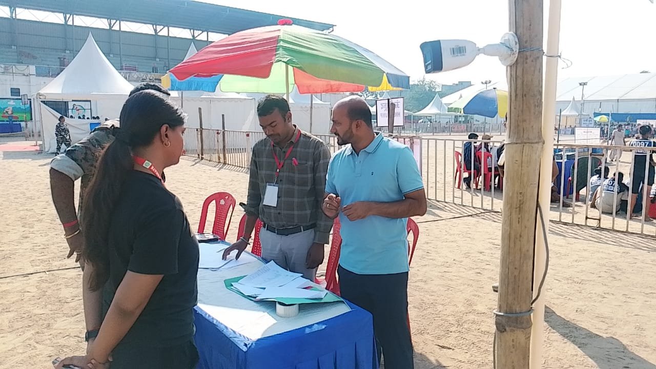 सिद्धू-कान्हू मैदान में मांडू की महिला अभ्यर्थियों की होमगार्ड बहाली की दौड़ जारी